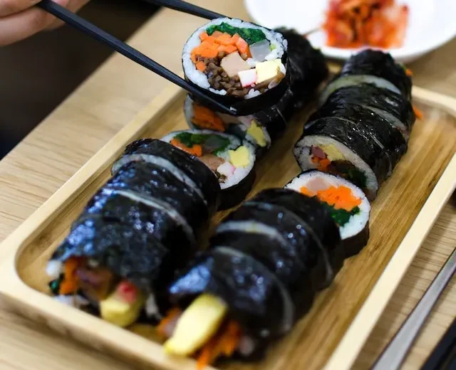 김밥 만드는 방법_김밥이 접시에 담겨 있다.